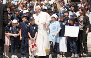 Papst Franziskus mit einer Gruppe Kinder am 31. Mai 2017 auf dem Petersplatz / CNA / Daniel Ibanez