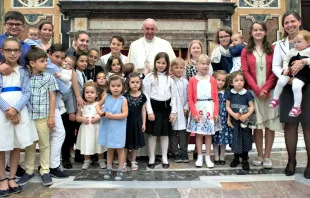 Papst Franziskus beim Treffen mit Familien und Mitgliedern der Europäischen Föderation der Katholischen Familienverbände (FAFCE) im Vatikan. / CNA / L'Osservatore Romano
