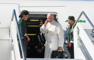 Papst Franziskus kurz vor Betreten des Flugzeugs für die Reise nach Bogota, Kolumbien am 6. September 2017. / CNA / L'Osservatore Romano