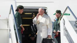 Papst Franziskus kurz vor Betreten des Flugzeugs für die Reise nach Bogota, Kolumbien am 6. September 2017. / CNA / L'Osservatore Romano