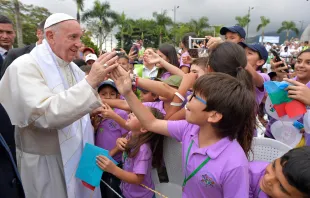 Papst Franziskus begrüßt Kinder beim Kolumbienbesuch am 8. September 2017 / CNA /  L'Osservatore Romano