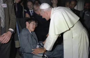 Stephen Hawking und Papst Johannes Paul II im Vatikan. / Vatican Media