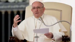 Papst Franziskus bei der Generalaudienz am 18. April 2018 / CNA Deutsch / Daniel Ibanez