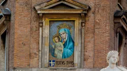 Totus Tuus: Das bekannte Marienbild am Apostolischen Palast des Vatikans / Daniel Ibanez / CNA Deutsch