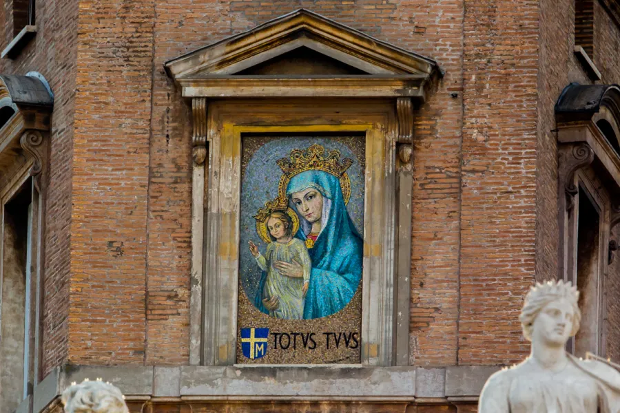 Totus Tuus: Das bekannte Marienbild am Apostolischen Palast des Vatikans