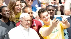 Papst Franziskus mit Jugendlichen bei der Generalaudienz auf dem Petersplatz am 30. Mai 2018 / CNA Deutsch / Daniel Ibanez