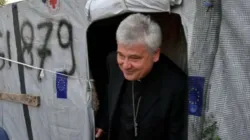 Kardinal Konrad Krajewski besuchte am 8. Mai 2019 ein Flüchtlingslager auf der griechischen Insel Lesbos. 
 / Vatican Media