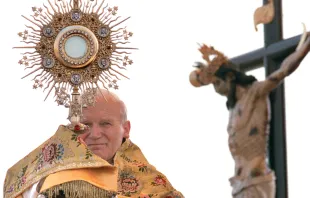 Papst St. Johannes Paul II. mit dem Allerheiligsten Altarsakrament. / Vatican Media / CNA Deutsch