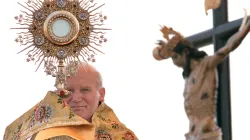 Papst St. Johannes Paul II. mit dem Allerheiligsten Altarsakrament. / Vatican Media / CNA Deutsch