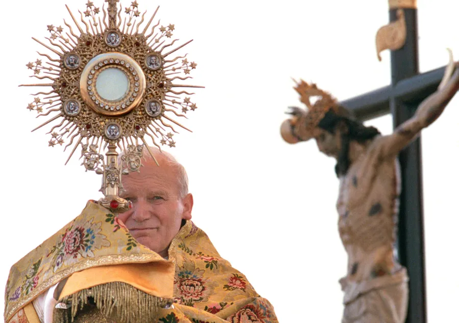 Papst St. Johannes Paul II. mit dem Allerheiligsten Altarsakrament.