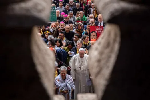Vatikan, 7. Oktober 2019: Papst Franziskus führt die Eröffnungsprozession der Bischofssynode zum Amazonas-Gebiet von der Basilika St. Peter zur Synodenhalle, um dort das Eröffnungsgebet zu sprechen. / Daniel Ibanez / CNA Deutsch
