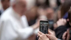Papst Franziskus begrüßt Pilger auf dem Petersplatz nach der Generalaudienz am 26. Februar 2020.  / Daniel Ibanez / CNA Deutsch 