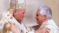 Papst St. Johannes Paul II. und Kardinal Joseph Ratzinger, der spätere Papst Benedikt XVI., am 28. Oktober 1978.
 / L'Osservatore Romano / CNA Deutsch