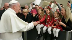 Papst Franziskus begrüßt Familien der Mitarbeiter des Vatikans am 21. Dezember 2017 / Vatican Media