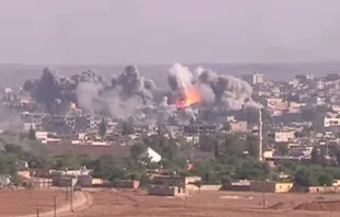 Luftangriff auf Stellungen des selbst-ernannten Islamischen Staates bei der Schlacht um die syrische Stadt Kobane, Oktober 2014 / VOA News/Scott Bobb via Wikimedia (Gemeinfrei)