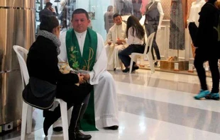 Versöhnung mit Gott – mitten im Einkaufszentrum. / Kolumbianische Bischofskonferenz