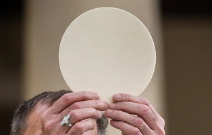 Eine Hostie  / Mazur-catholicnews.org.uk (CC BY-NC-SA 2.0)