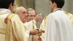 Papst Franziskus spendet die heilige Kommunion in der Osternacht, am 30. März 2013 / Vatican Media 