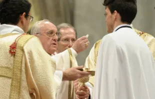 Papst Franziskus spendet die heilige Kommunion in der Osternacht, am 30. März 2013 / Vatican Media 