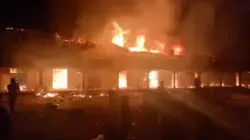 Ein Screenshot aus einem Video, das ACI Africa zur Verfügung gestellt wurde, zeigt das Pfarrhaus der katholischen Kirche St. Raphael Fadan Kamantan der Diözese Kafanchan in Flammen. / 