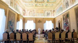 Der Papst mit den Schwestern / CNA/L'Osservatore Romano