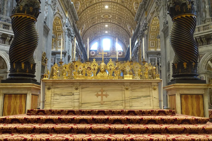 Der Confessio-Altar im Petersdom über dem Petrusgrab am 21. März 2021