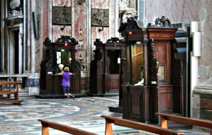 Offene Beichtstühle in einer Kirche in Neapel, Italien.  / Heinz-Josef Lücking via Wikimedia (CC BY 3.0)