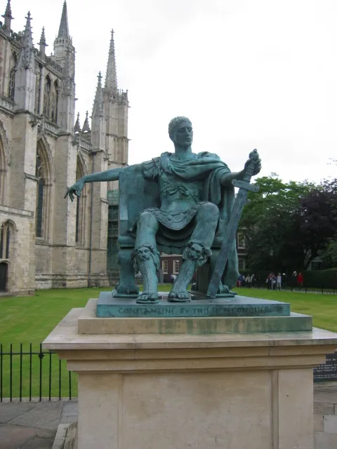Bronzestatue Konstantins vor dem berühmten Minster im englischen York, unweit der Stelle, wo er im Jahr 306 zum Augustus ernannt wurde. 