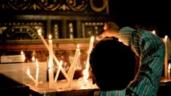 Ein koptischer Junge entzündet eine Kerze in einer Kirche in Kairo / Christopher Rose via Flickr (CC BY-NC 2.0)
