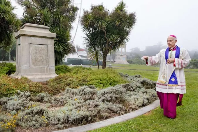 Erzbischof Salvatore Cordileone betet im Golden Gate Park am 27. Juni 2020.