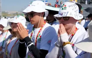 Eine Gruppe von Südkoreanern betet beim Weltjugendtag 2023 in Lissabon, Portugal. / Almudena Martínez-Bordiú / CNA Deutsch