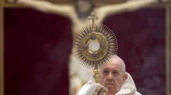 Papst Franziskus mit dem Allerheiligsten Altarsakrament zur Feier von Fronleichnam im Petersdom am 14. Juni 2020. / Vatican Media