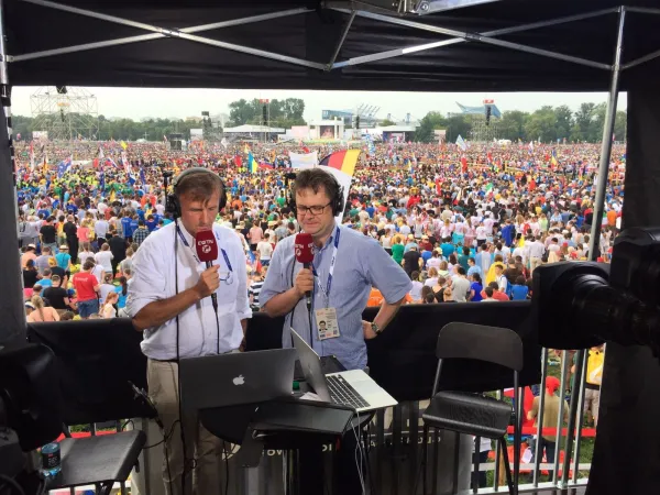 EWTN Deutschland live aus Krakau: Martin Rothweiler (links) und Robert Rauhut berichten vom Weltjugendtag.