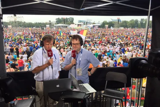 EWTN Deutschland live aus Krakau: Martin Rothweiler (links) und Robert Rauhut berichten vom Weltjugendtag. / EWTN