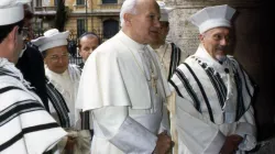 Papst Johannes Paul II. mit Großrabbiner Elio Toaff am EIngang der Großen Synagoge von Rom  / Giancarlo Giuliani / CPP