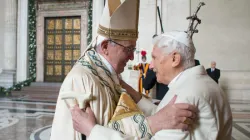 Papst Franziskus und sein Vorgänger Benedikt begrüßen sich vor der Öffnung der Heiligen Pforte im Petersdom. / L'Osservatore Romano