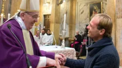 Papst Franziskus und sein Sekretär in einer Aufnahme vom 17. März 2013 im Vatikan / Vatican Media