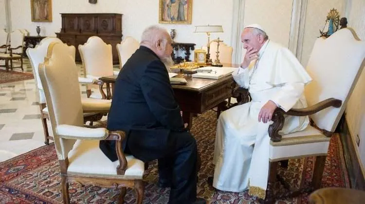 Enzo Bianchi, Gründer der Kommunität von Bose, mit Papst Franziskus bei einem Treffen am 23.06.2014