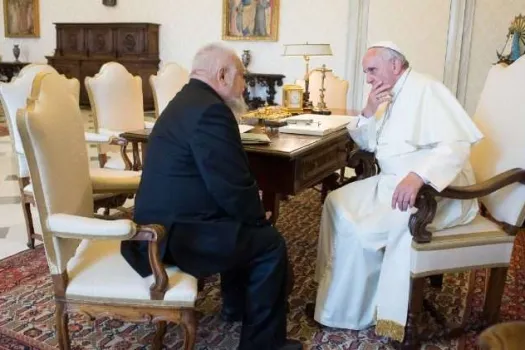 Enzo Bianchi, Gründer der Kommunität von Bose, mit Papst Franziskus bei einem Treffen am 23.06.2014 / Vatican Media / ACI Group