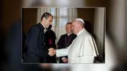 Don Fabio Salerno mit Papst Franziskus  / Vatican Media