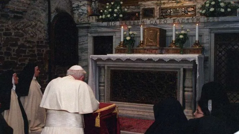 Papst Johannes Paul II. im Heiligtum von Loreto (1995)