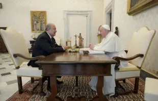 Armen Sarkassian (links) mit Papst Franziskus am 11. Oktober 2021 im Apostolischen Palast des Vatikans. / Vatican Media / CNA Deutsch