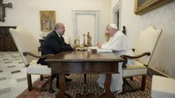 Armen Sarkassian (links) mit Papst Franziskus am 11. Oktober 2021 im Apostolischen Palast des Vatikans. / Vatican Media / CNA Deutsch