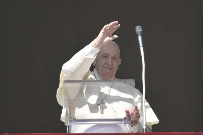 Papst Franziskus grüßt vom Apostolischen Palast einige Pilger beim Angelus-Gebet