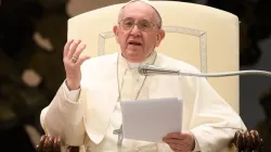 Papst Franziskus spricht bei der Generalaudienz am 23. März 2022 im Vatikan / Vatican Media