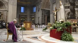 Papst Franziskus verliest den Akt der Weihe an das Unbefleckte Herz Mariens im Petersdom, 25. März 2022.  / Vatican Media