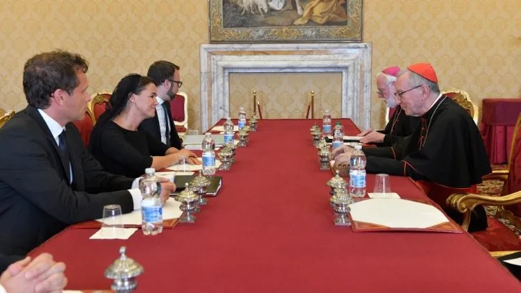 Die Präsidentin Ungarns, Katalin Nóvak, beim Treffen im Staatssekretariat mit Kardinalstaatssekretär Pietro Parolin und Bischof Paul Gallagher