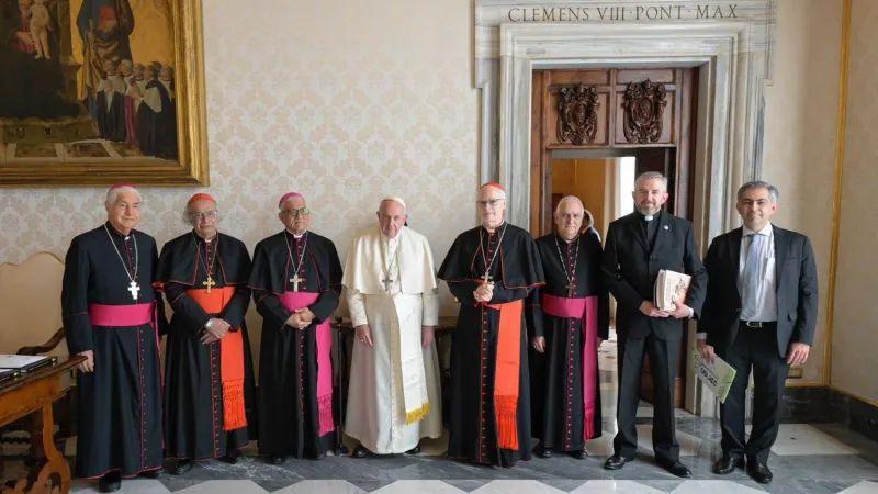 Kardinal Brenes (2. von links) und die anderen Mitglieder des Vorstands der latienamerikanischen Bischofrates (CELAM) in Audienz bei Papst Franziskus am 31.10.2022
