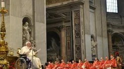 Papst Franziskus hält die Pfingstpredigt im Rollstuhl sitzend am 5. Juni 2022. / Vatican Media