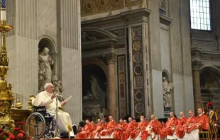 Papst Franziskus hält die Pfingstpredigt im Rollstuhl sitzend am 5. Juni 2022. / Vatican Media